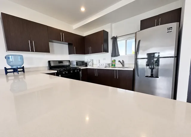 Fully equipped kitchen with a breakfast counter