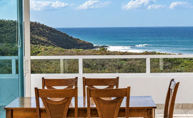 Outdoor dining with a Pacific view
