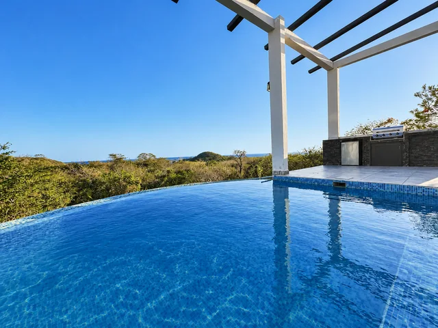 Infinity pool overlooking the Pacific